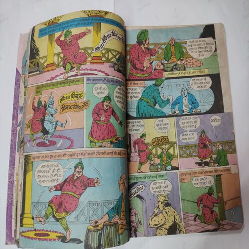 Crookbond Aur Jhojhatek .( First and last few pages are confair pintide , magic tape used , corner cut and first few pages are spine cut And Not impact in story ) .